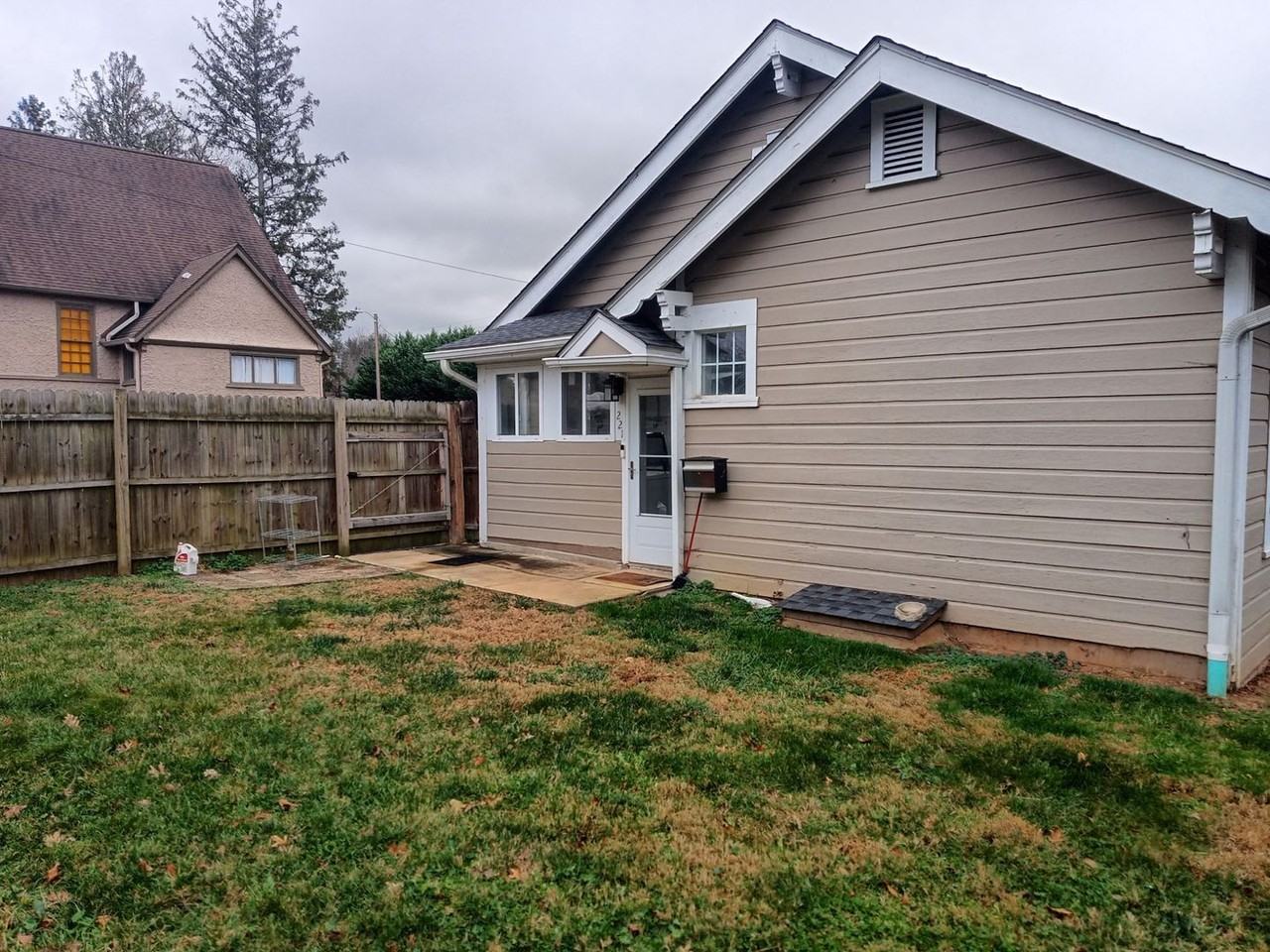 221 Summit St - Photo 4 of 18