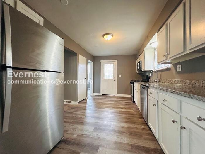 763 Shaw Ave - Photo 3 of 27