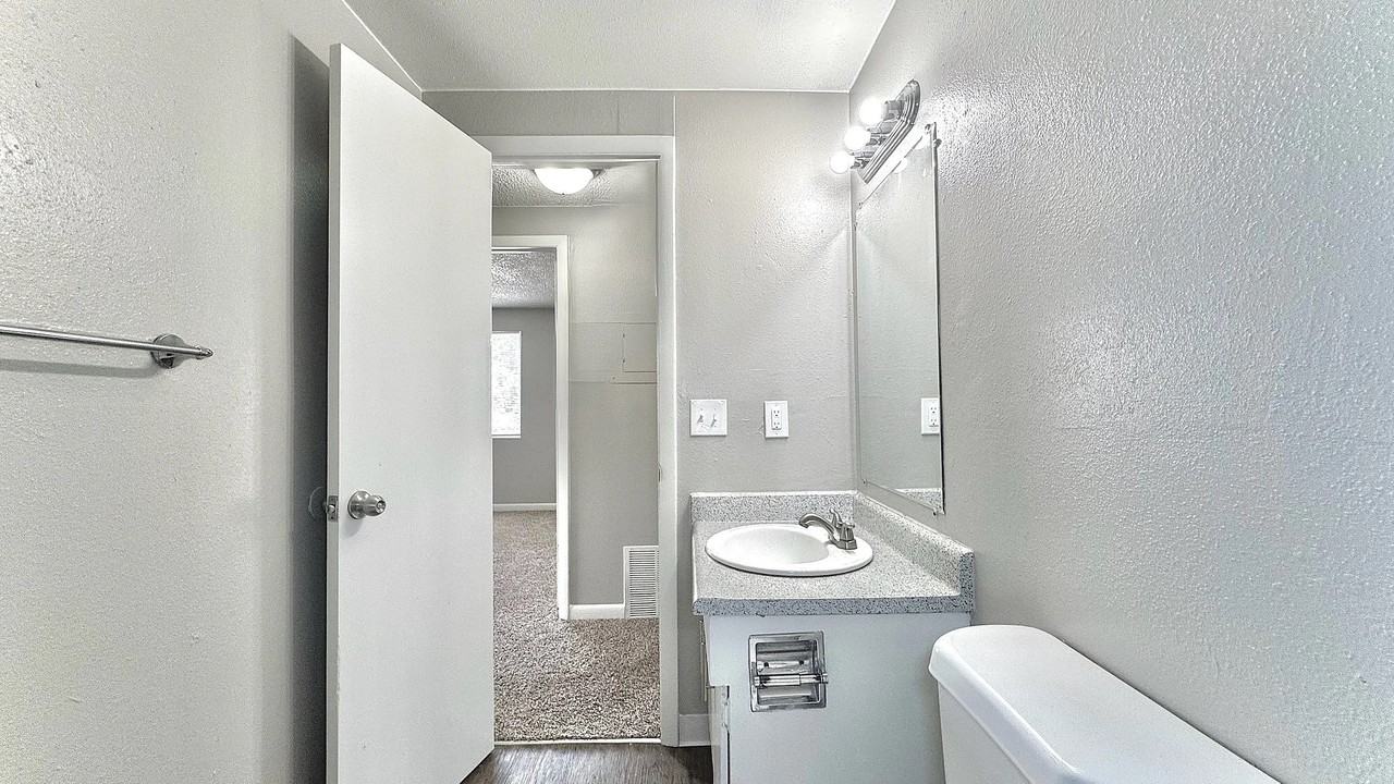 1731 28th St #B - Photo 3 of 9
