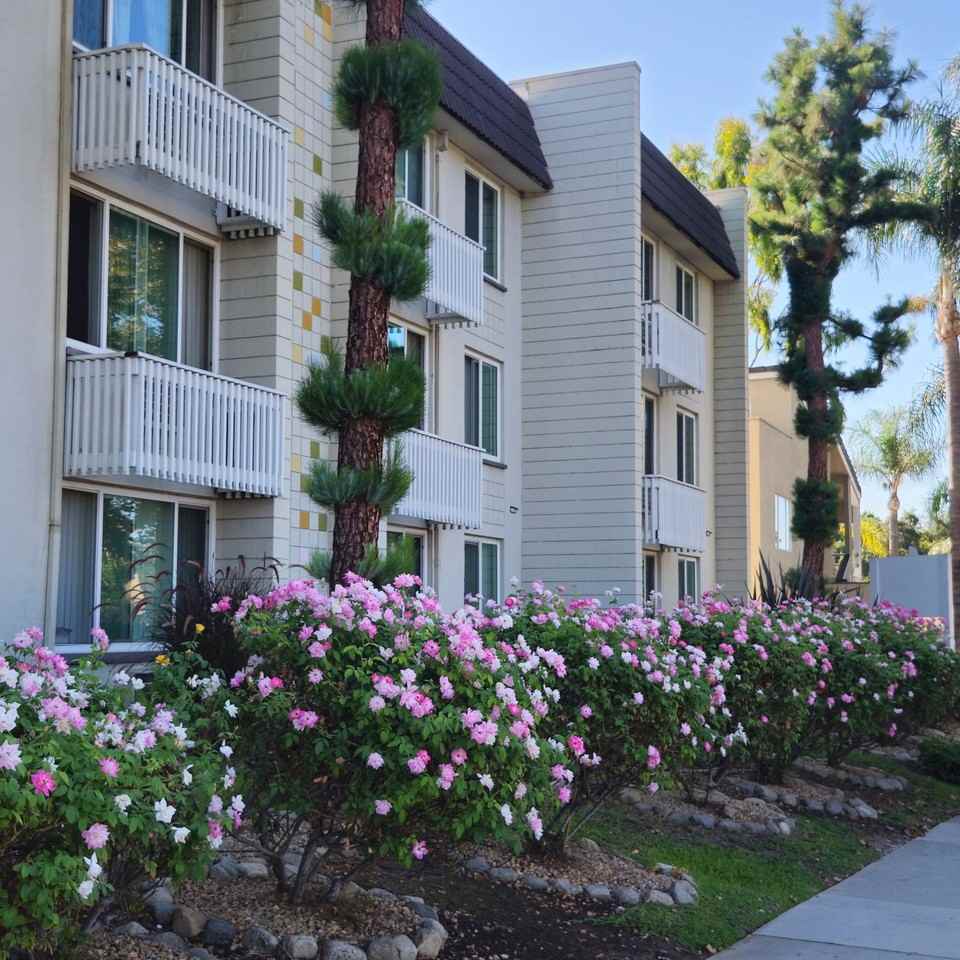 Welcome to La Villa Lake Apartments - Photo 2 of 49