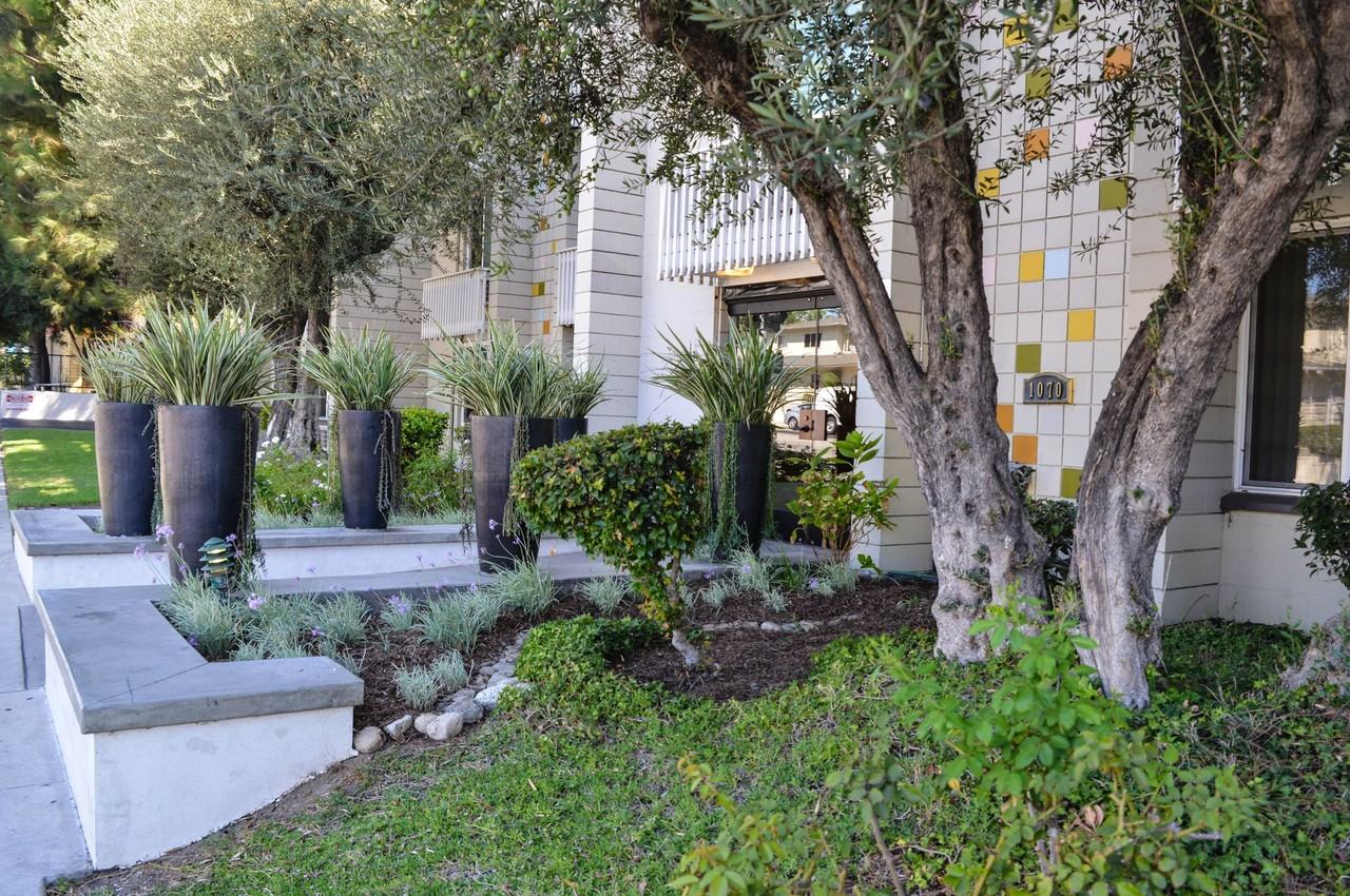 Welcome to La Villa Lake Apartments - Photo 3 of 49