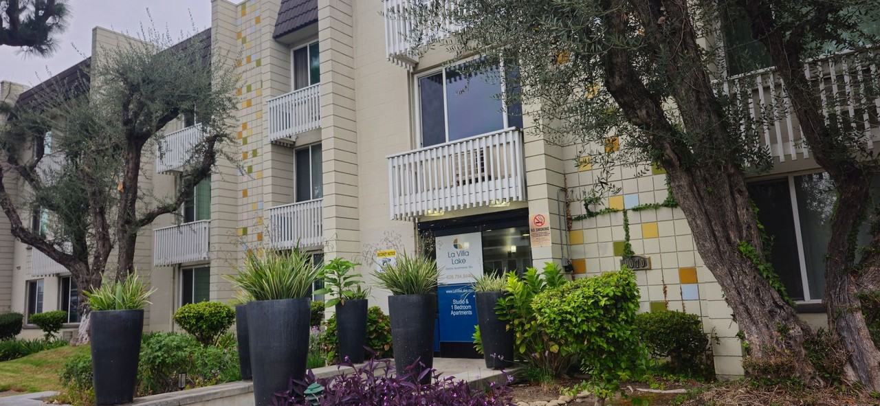 Welcome to La Villa Lake Apartments - Photo 4 of 49