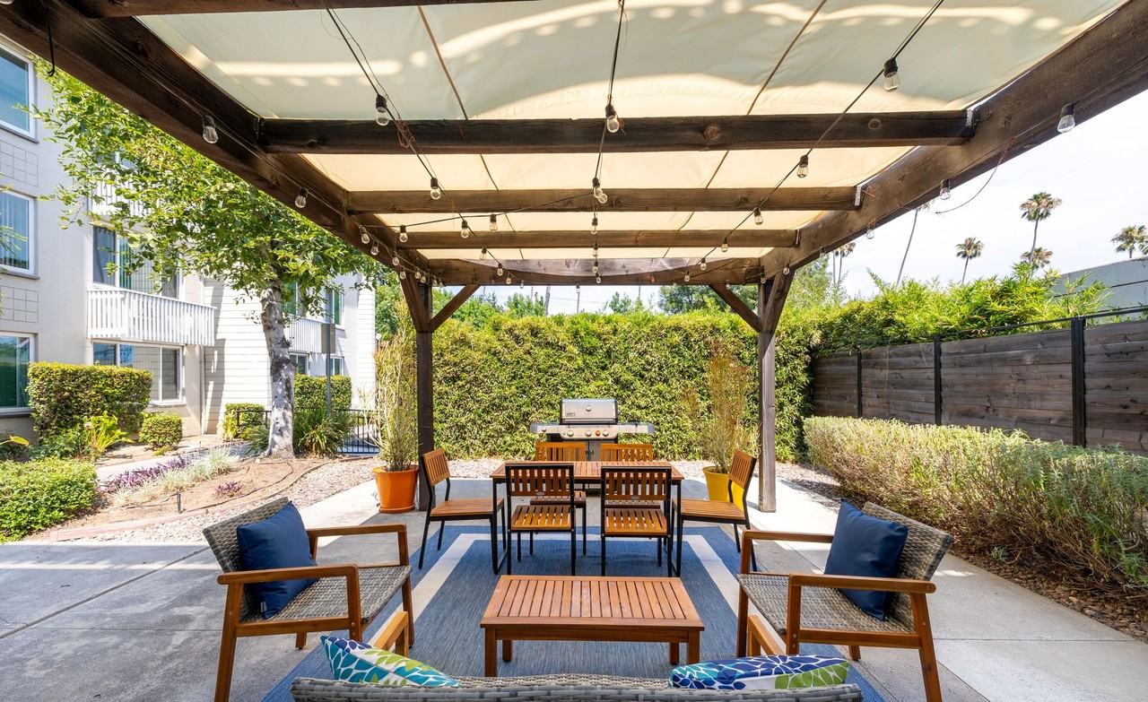 Welcome to La Villa Lake Apartments - Photo 5 of 49