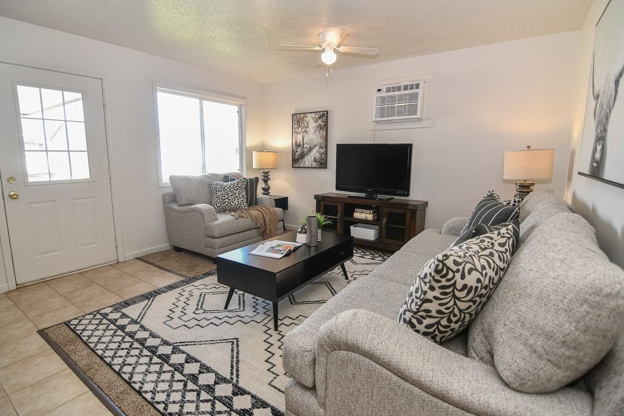 405 Plaza Heights Rd - Photo 3 of 26