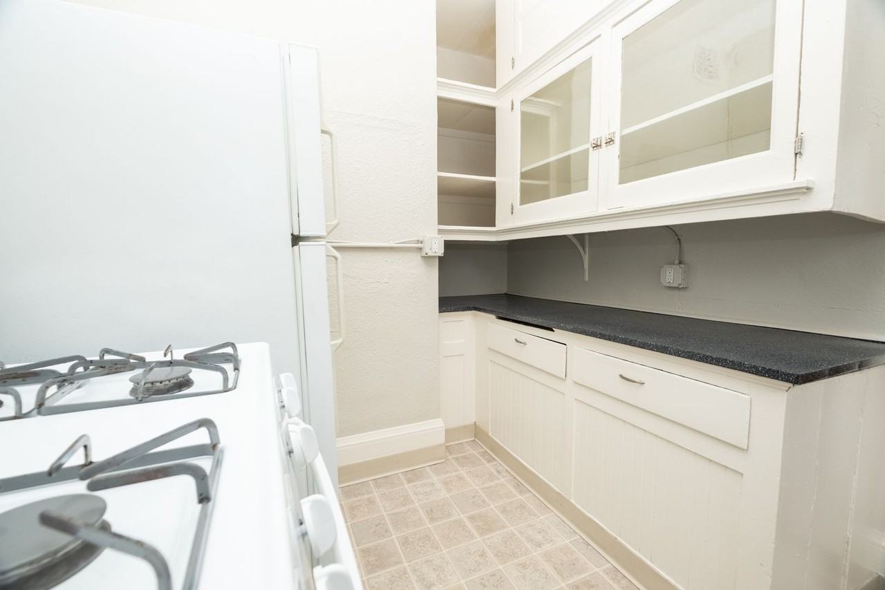 833 NE Schuyler St. - Photo 3 of 25