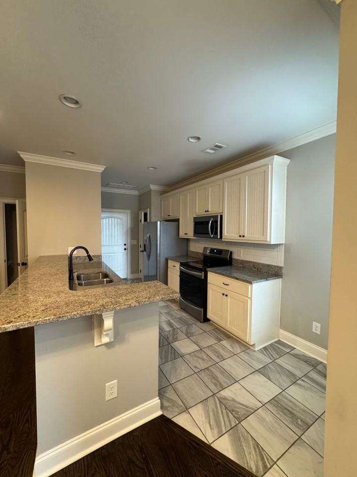 1102 Runningvine Ln - Photo 3 of 15