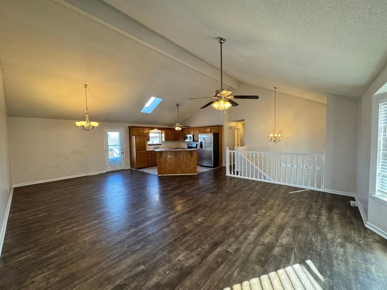 711 Hallbrooke Dr - Photo 2 of 14