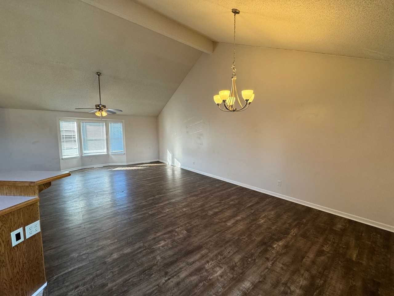 711 Hallbrooke Dr - Photo 5 of 14