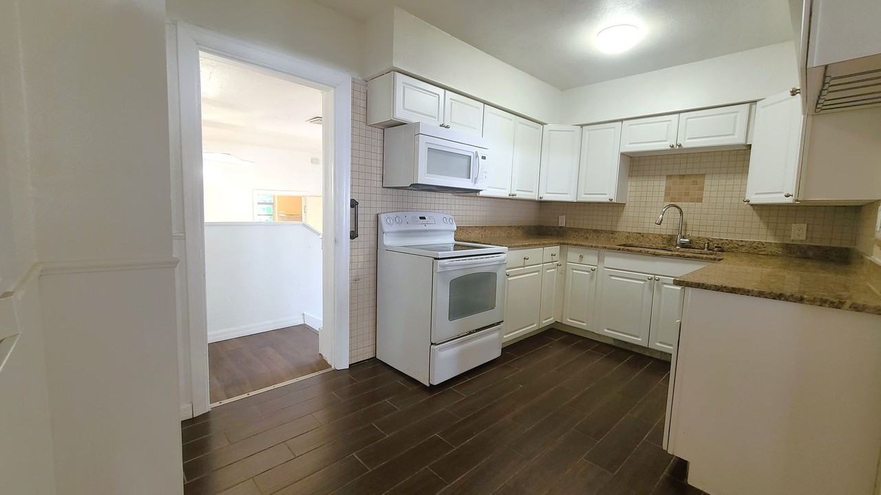 3146 Waverly Avenue - Photo 6 of 22