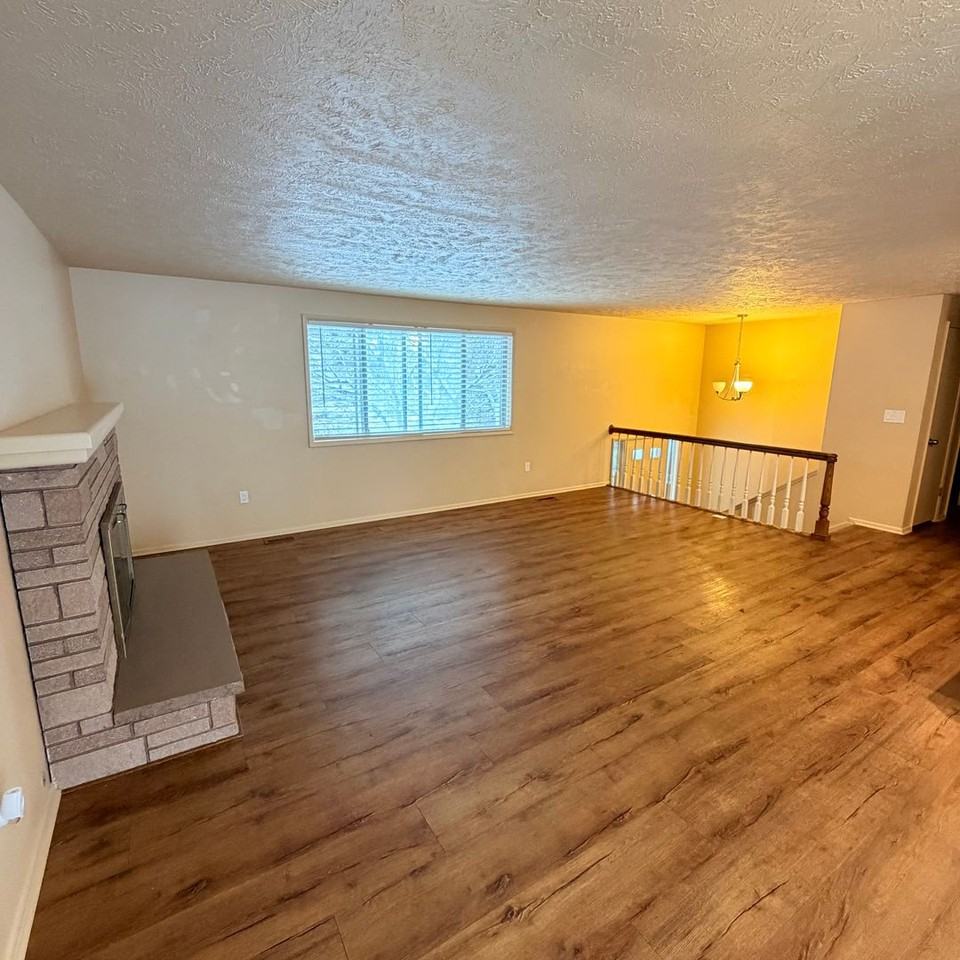 906 Summit Dr - Photo 3 of 28