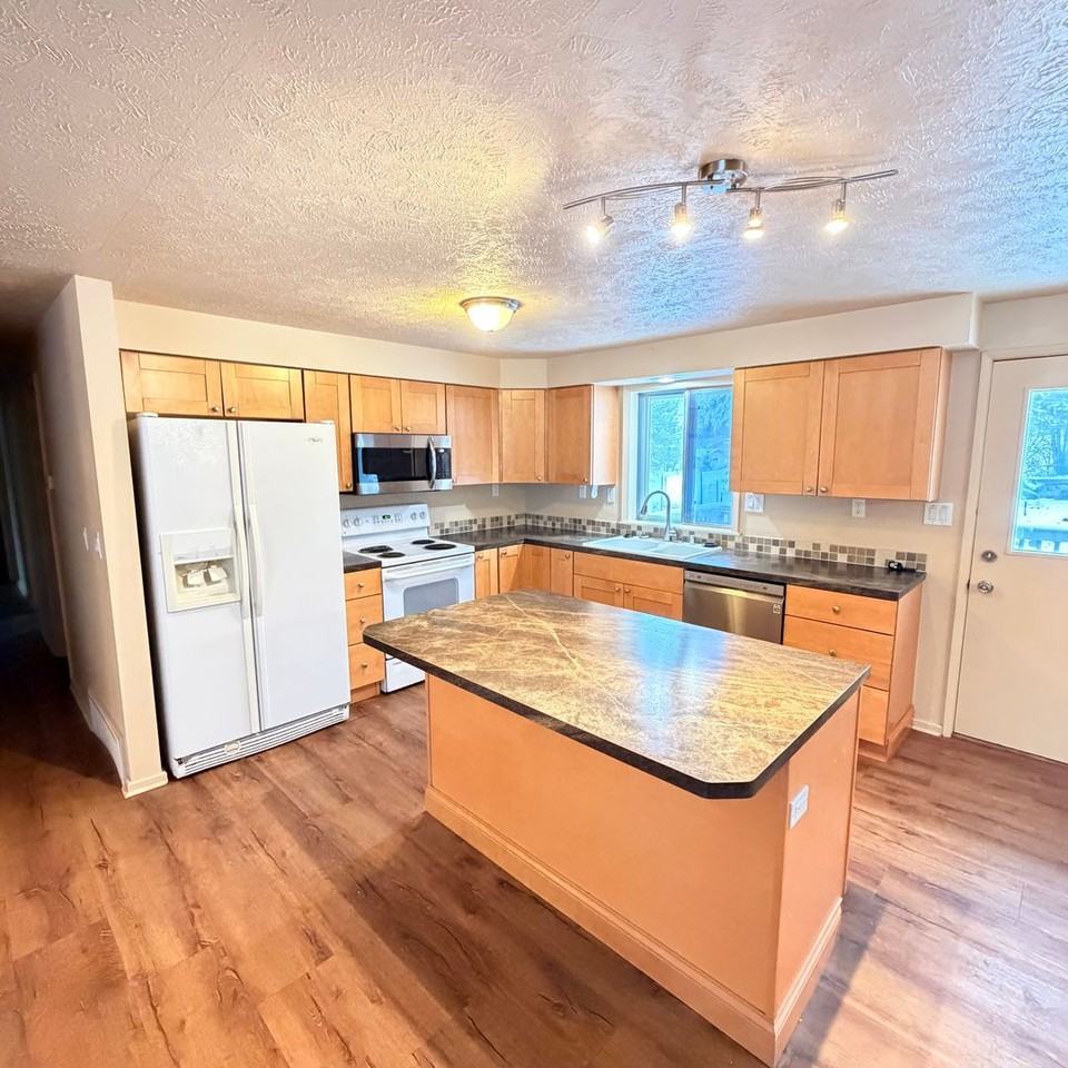 906 Summit Dr - Photo 5 of 28