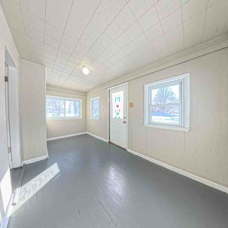 302 East Dunham Avenue - Photo 3 of 18