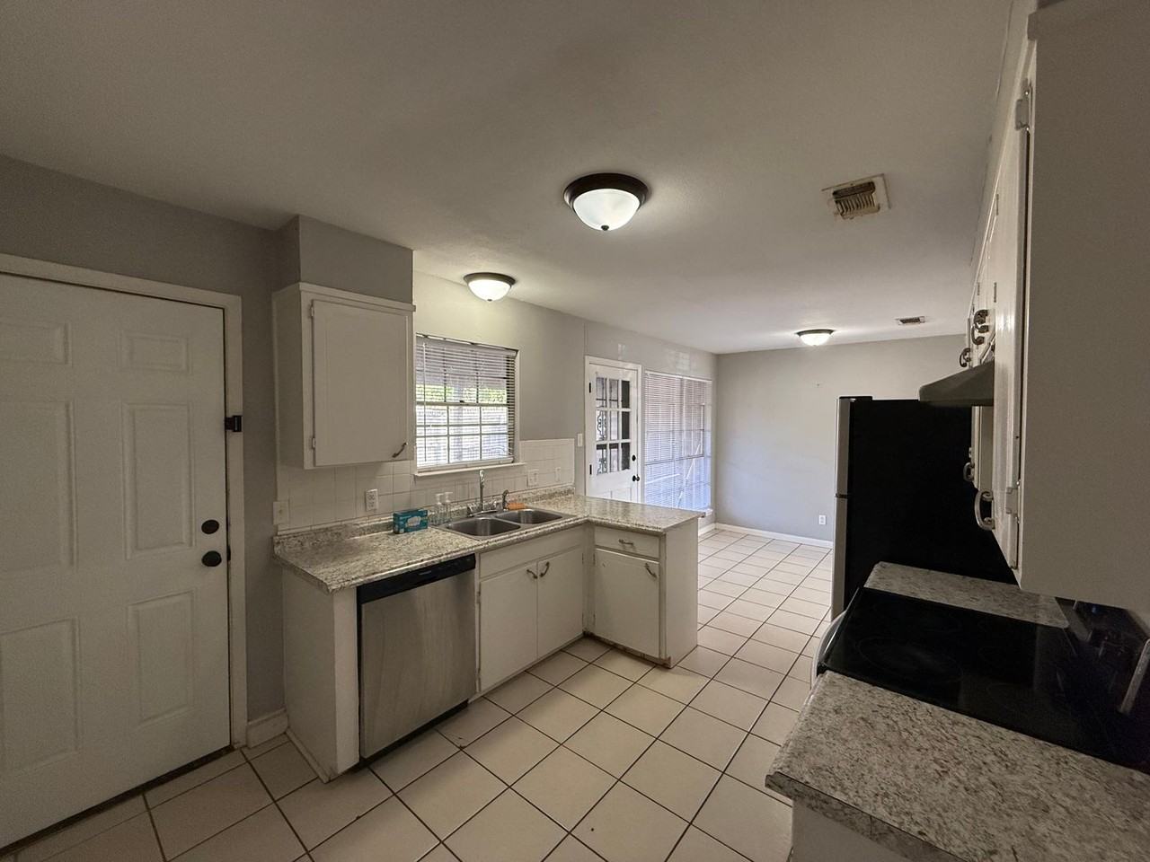 3128 Sunset Dr - Photo 4 of 15