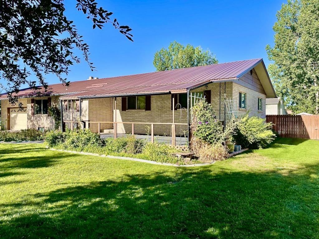 1920 Sabin Dr - Photo 3 of 32