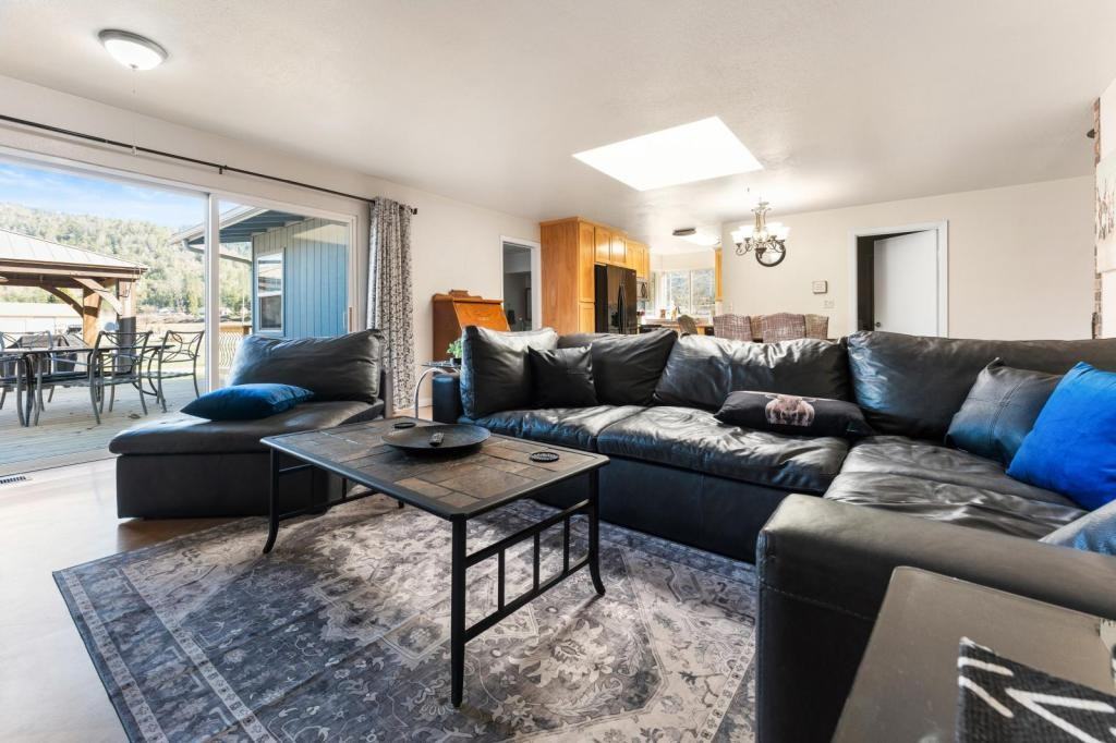 255 Foots Creek Rd - Photo 4 of 28