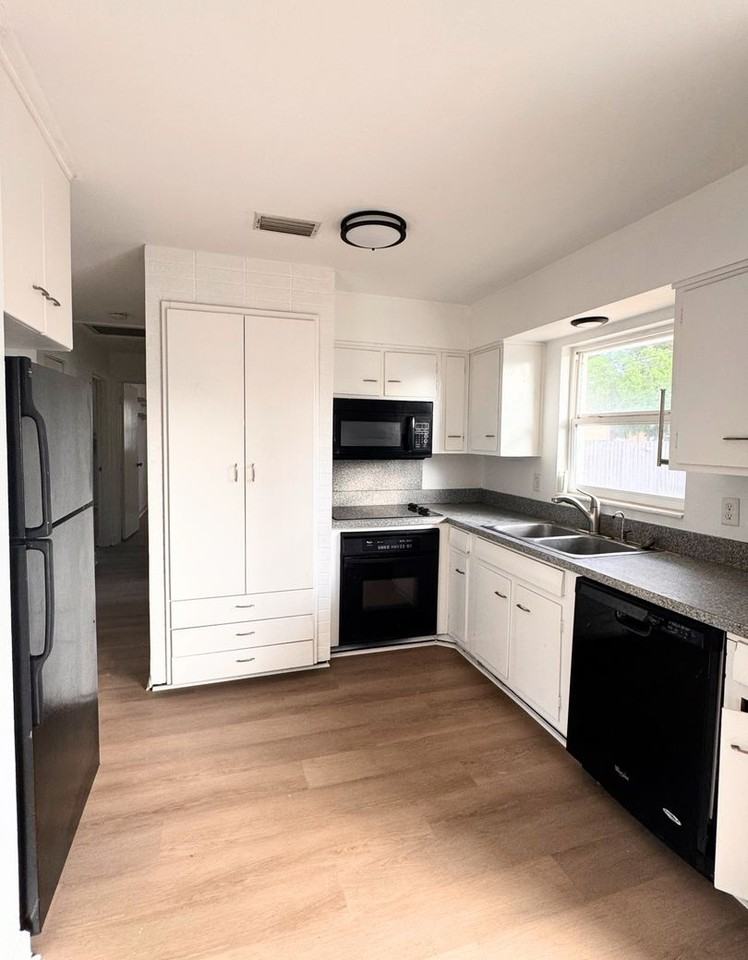 11382 80th Ave - Photo 4 of 10