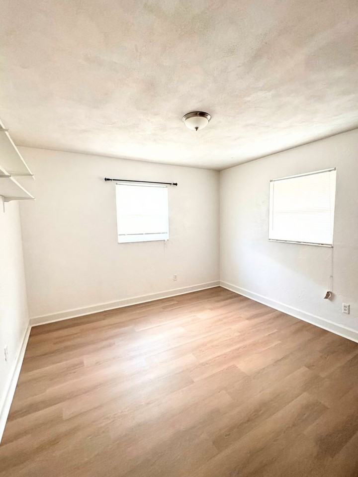 11382 80th Ave - Photo 5 of 10