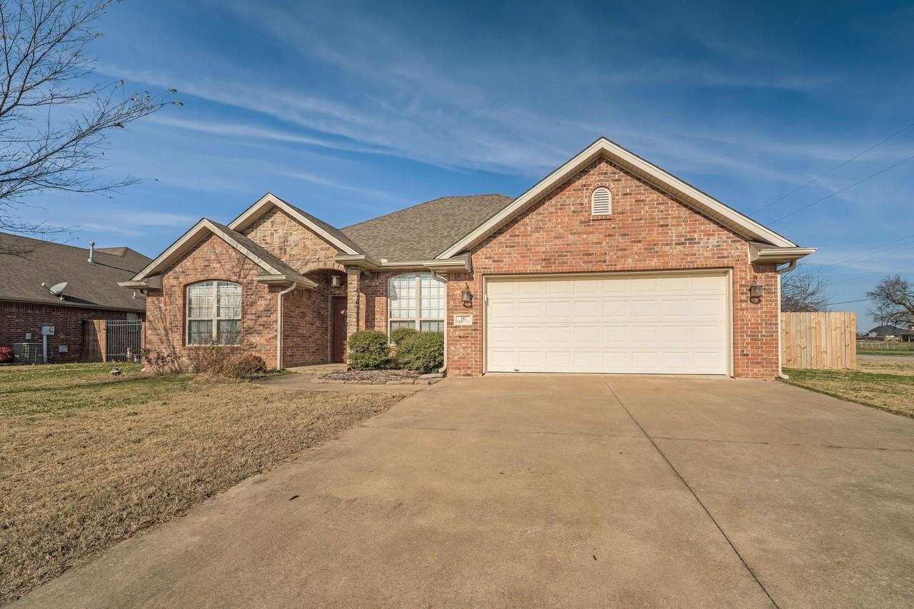 102 Skinner St - Photo 2 of 23