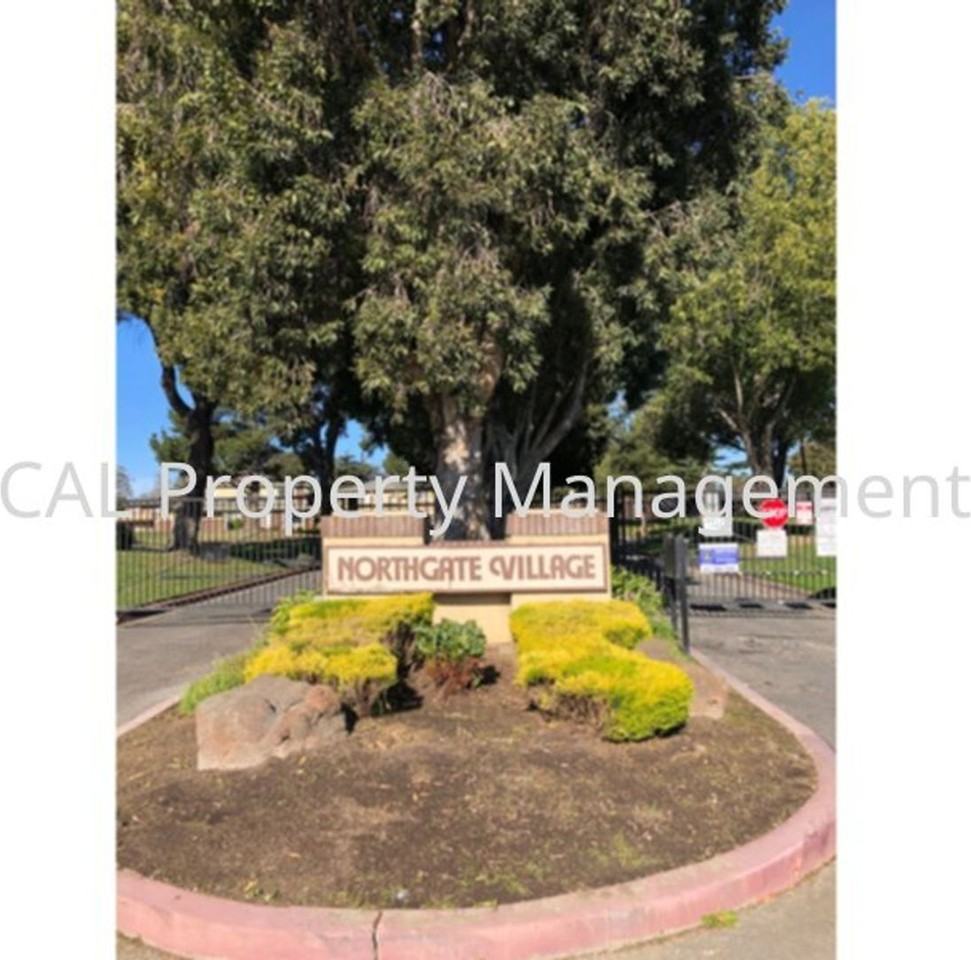 1823 Cherokee Dr - Photo 3 of 9