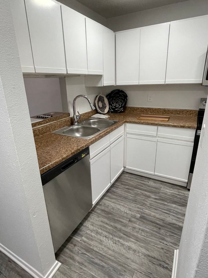 708 West Collins Street - Photo 6 of 19