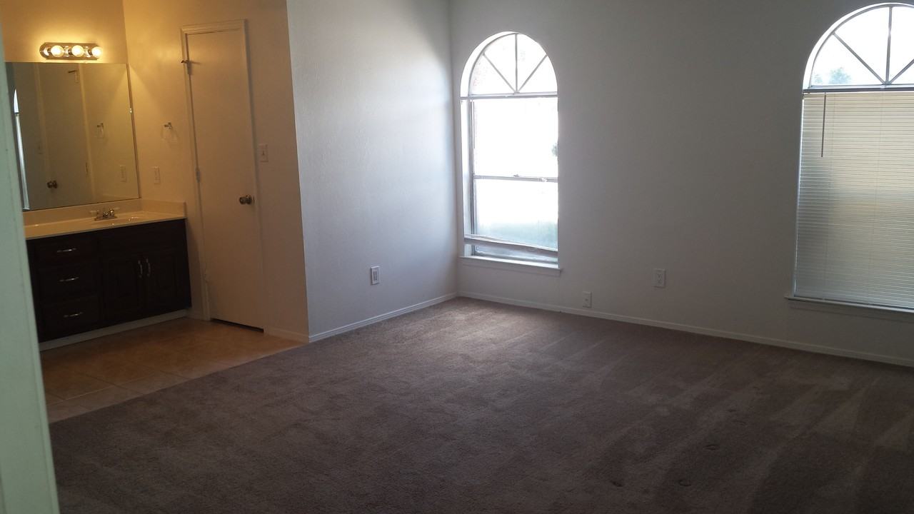 9400 Admiral Nimitz Ave Ne - Photo 3 of 16