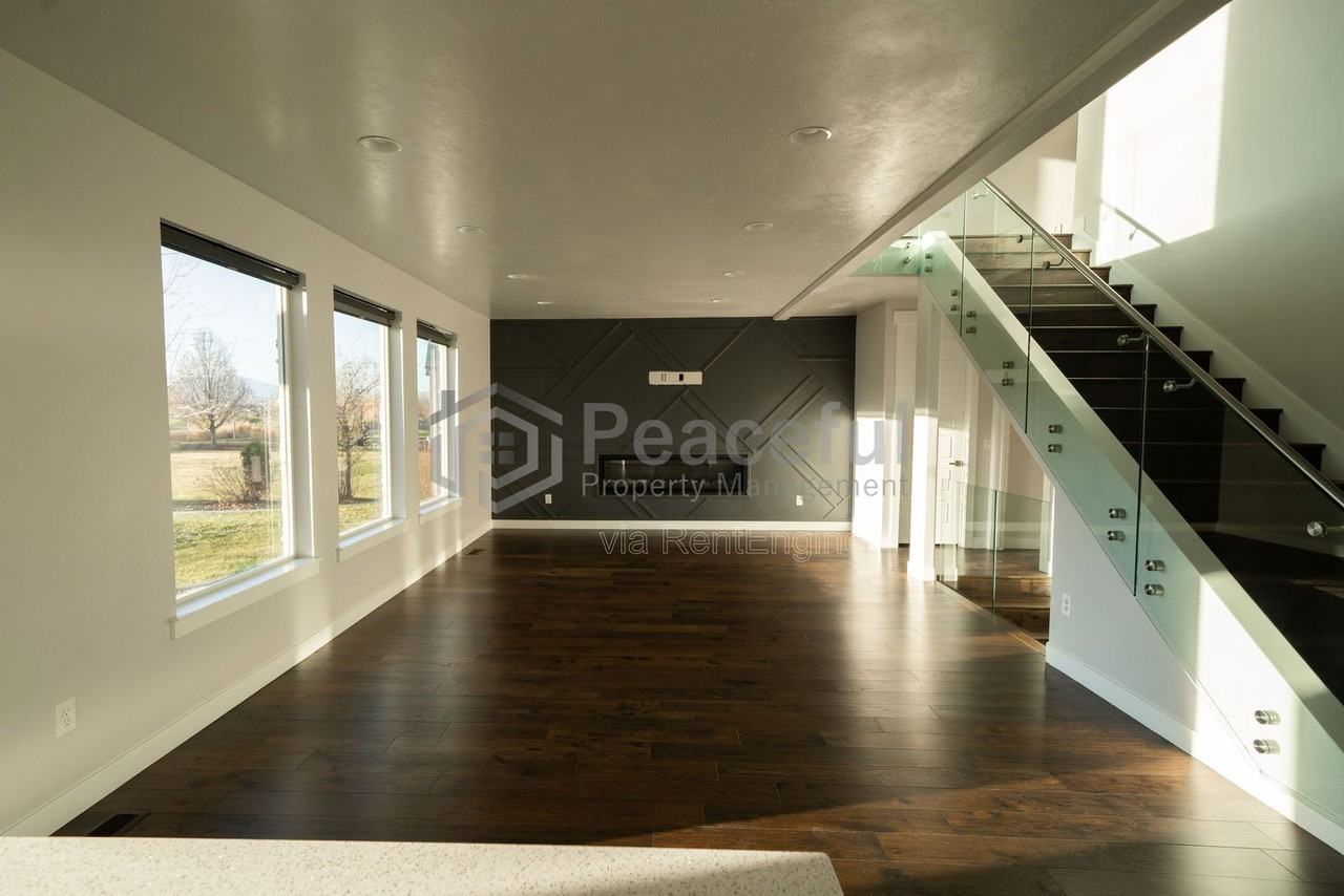 1867 S Prairie Pond Rd - Photo 4 of 29