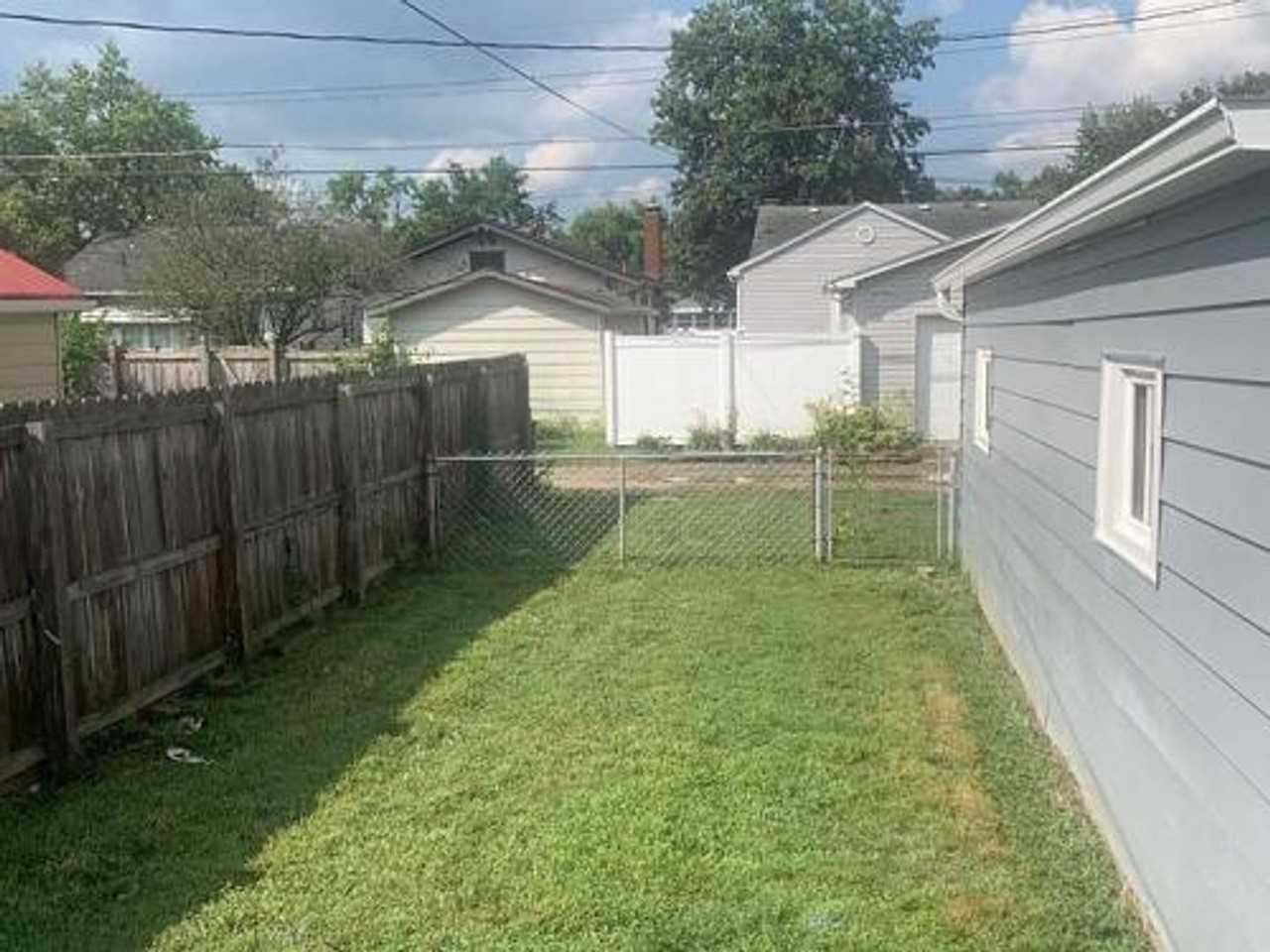 2244 Park St - Photo 3 of 37