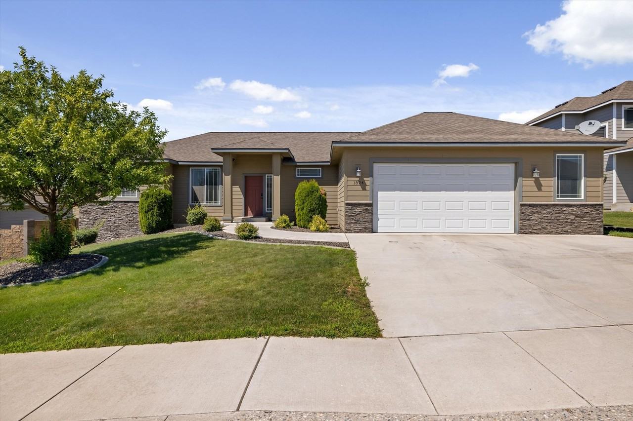 1824 S Honeysuckle St - Photo 3 of 35