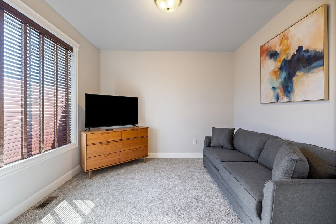 1824 S Honeysuckle St - Photo 4 of 35