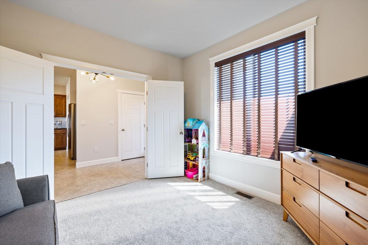 1824 S Honeysuckle St - Photo 5 of 35