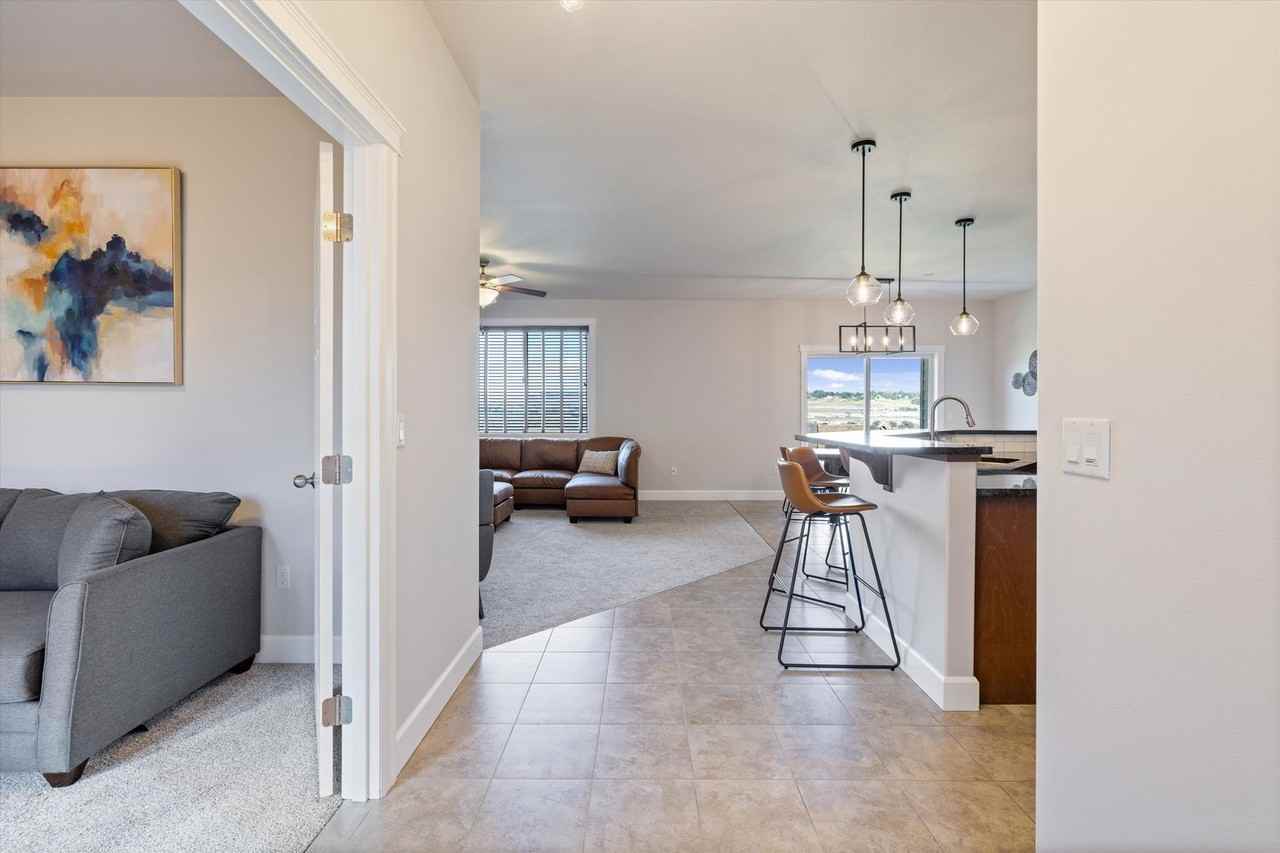 1824 S Honeysuckle St - Photo 6 of 35