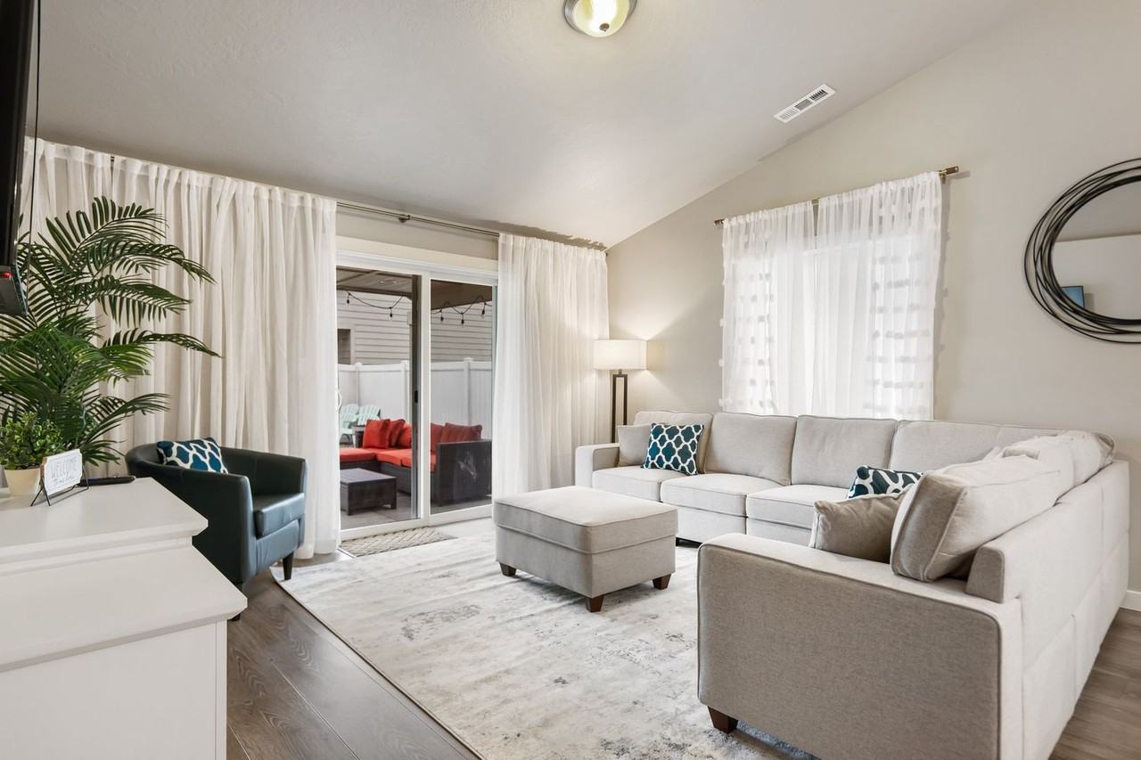 2937 Castle Rock Boulevard - Photo 3 of 38