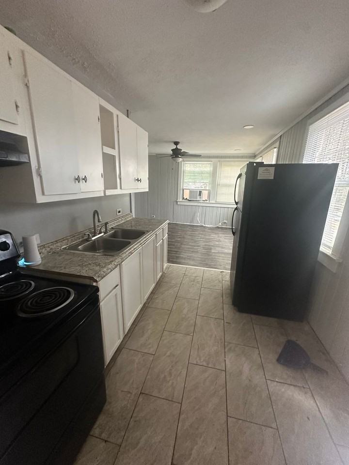 1126 Brentwood Ave - Photo 2 of 16