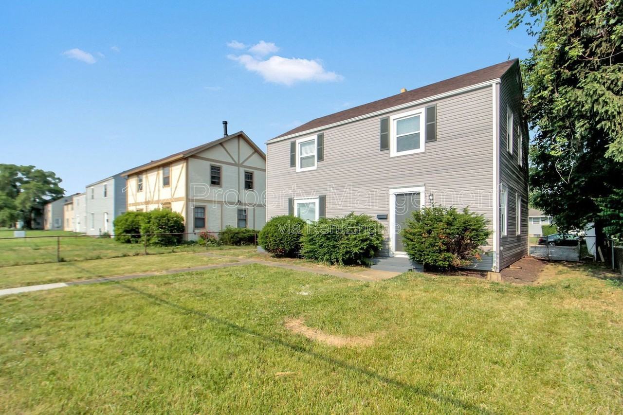 1045 S James Rd - Photo 4 of 26