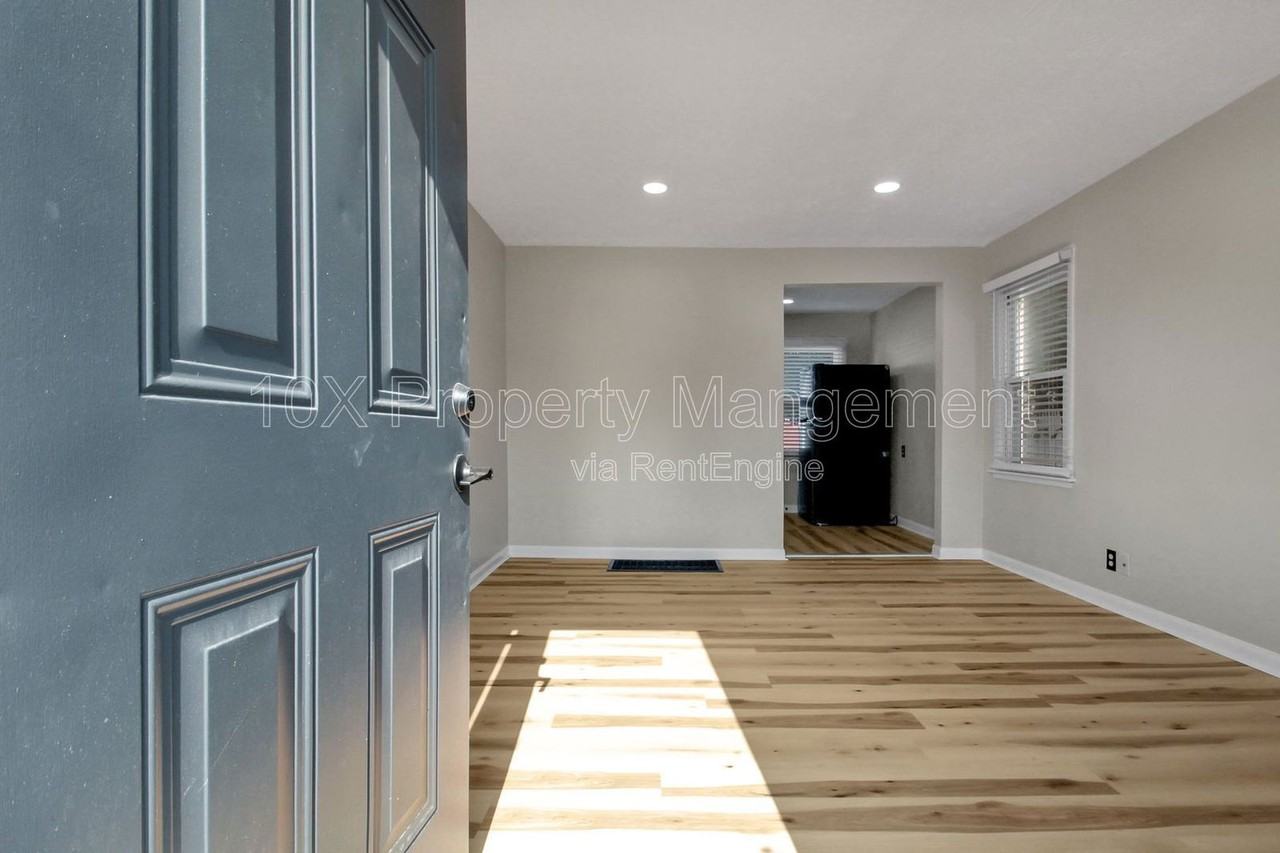 1045 S James Rd - Photo 5 of 26