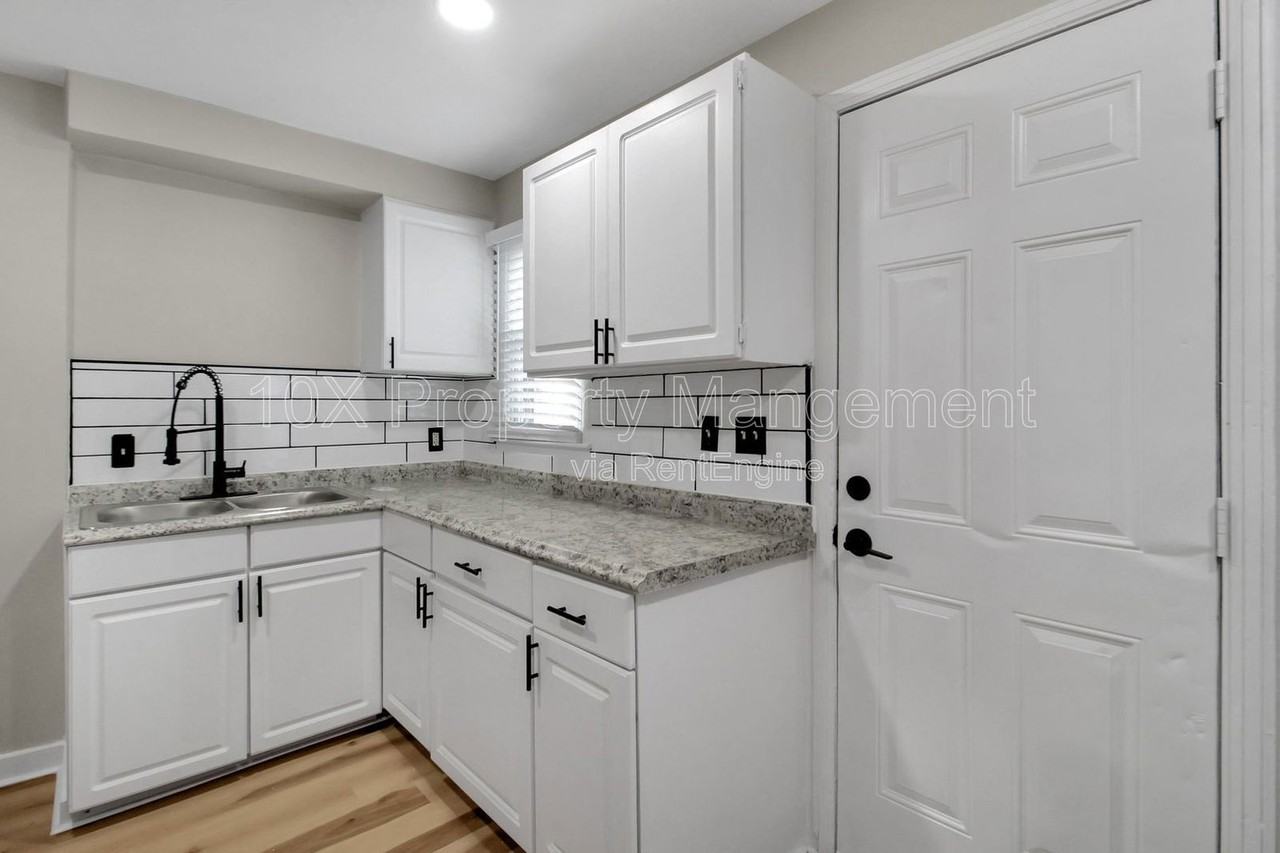 1045 S James Rd - Photo 7 of 26