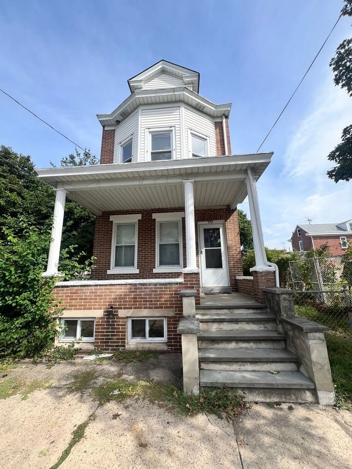 838 Smith Street - Photo 3 of 26