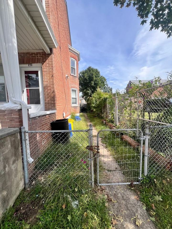 838 Smith Street - Photo 5 of 26