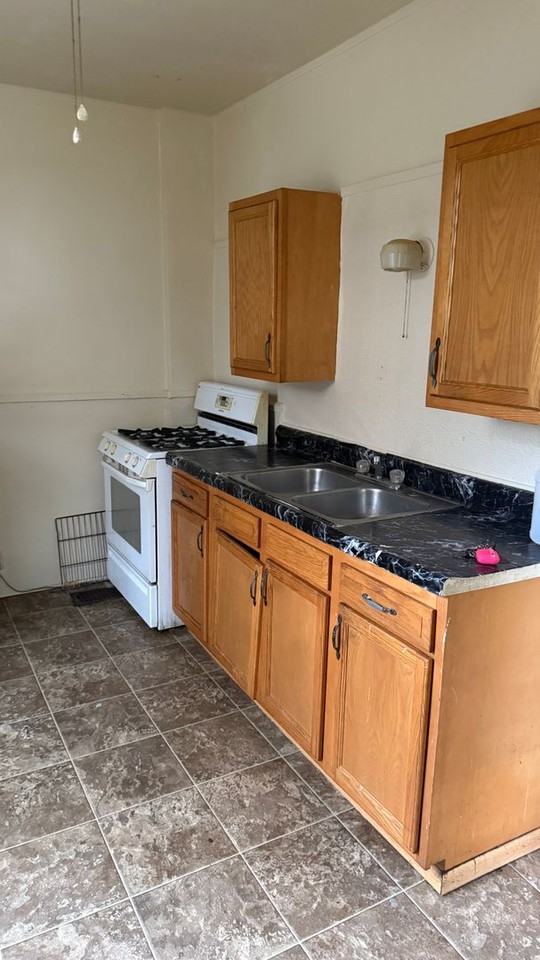 318 Center Avenue - Photo 2 of 7