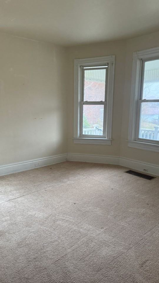 318 Center Avenue - Photo 4 of 7