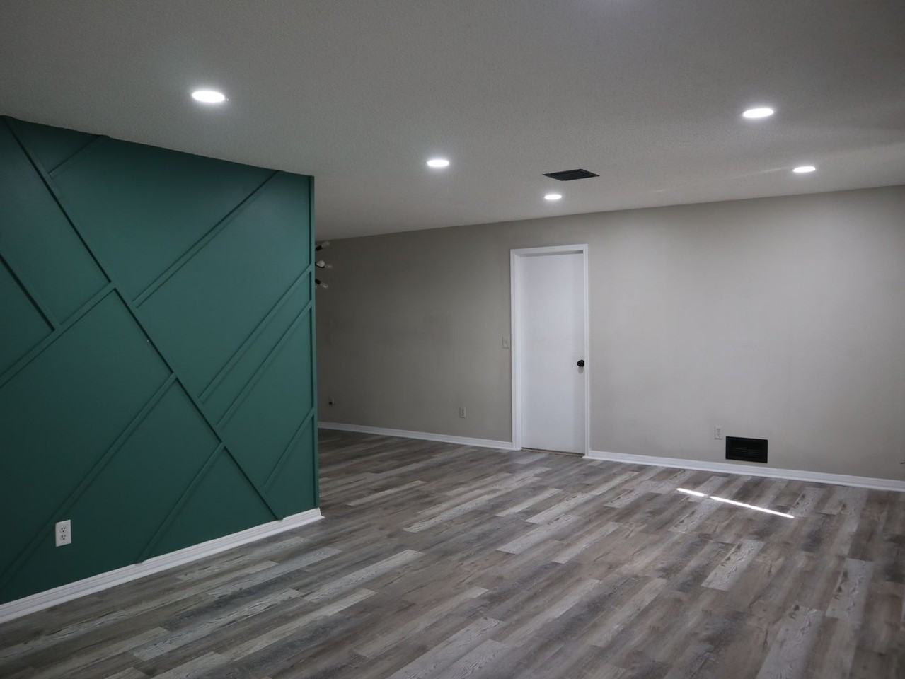 1488 Elkcam Blvd - Photo 5 of 30