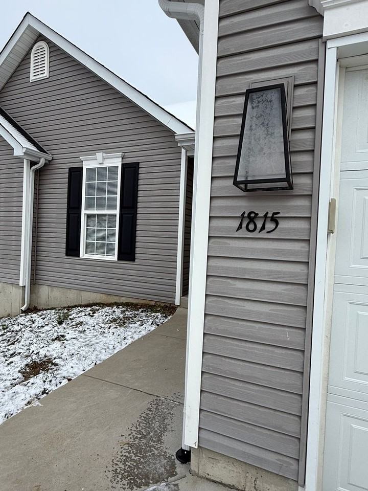 1815 Valley View Cir - Photo 2 of 9