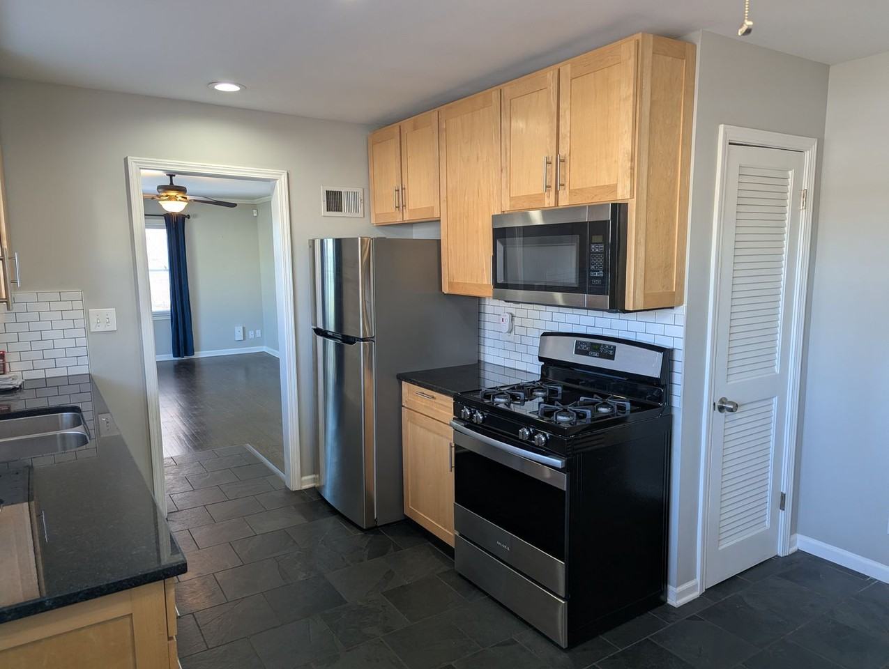 6611 W 73rd St - Photo 4 of 15