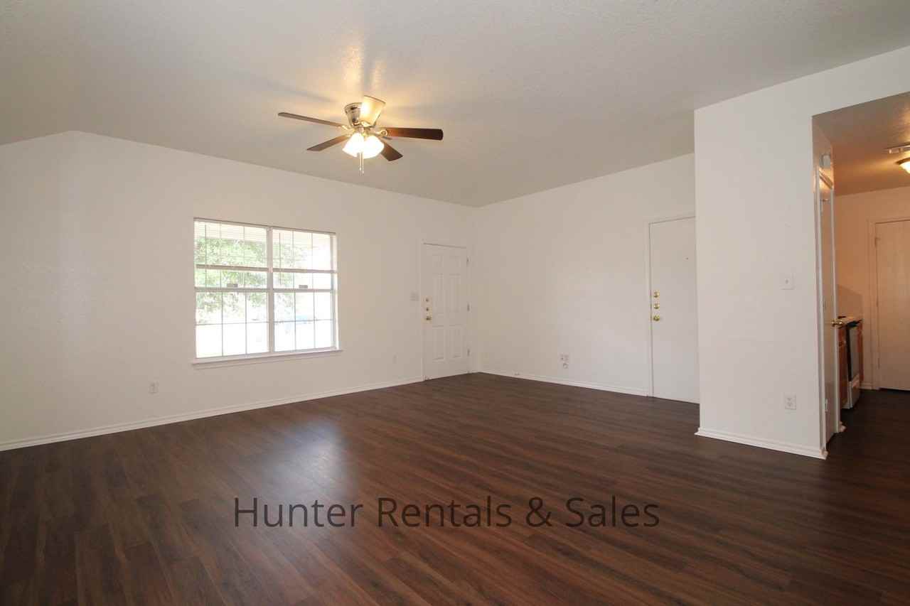 3208B Toledo Dr - Photo 4 of 13