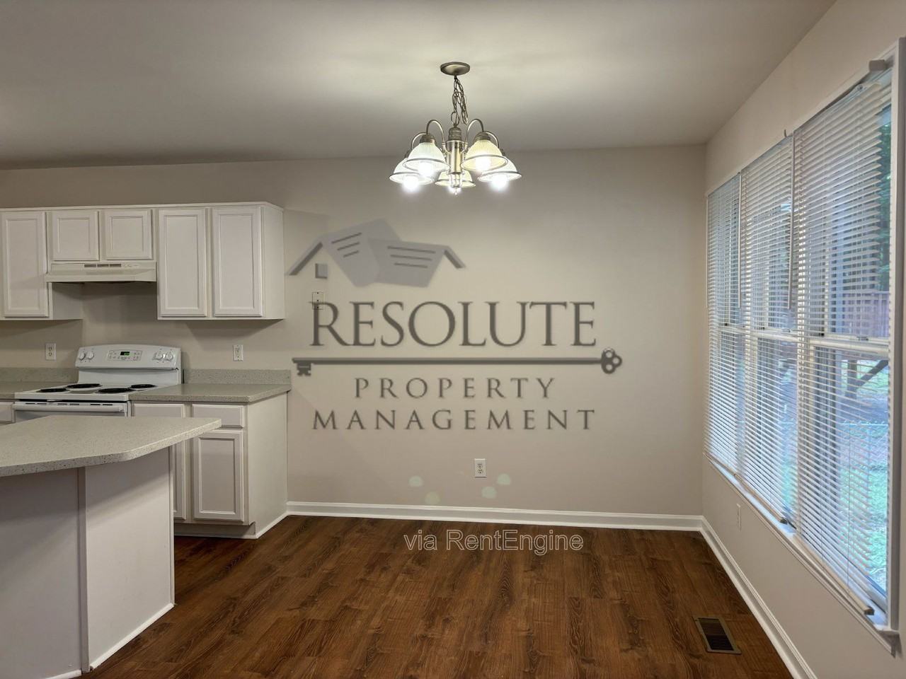 928 Amersham Ln - Photo 4 of 11