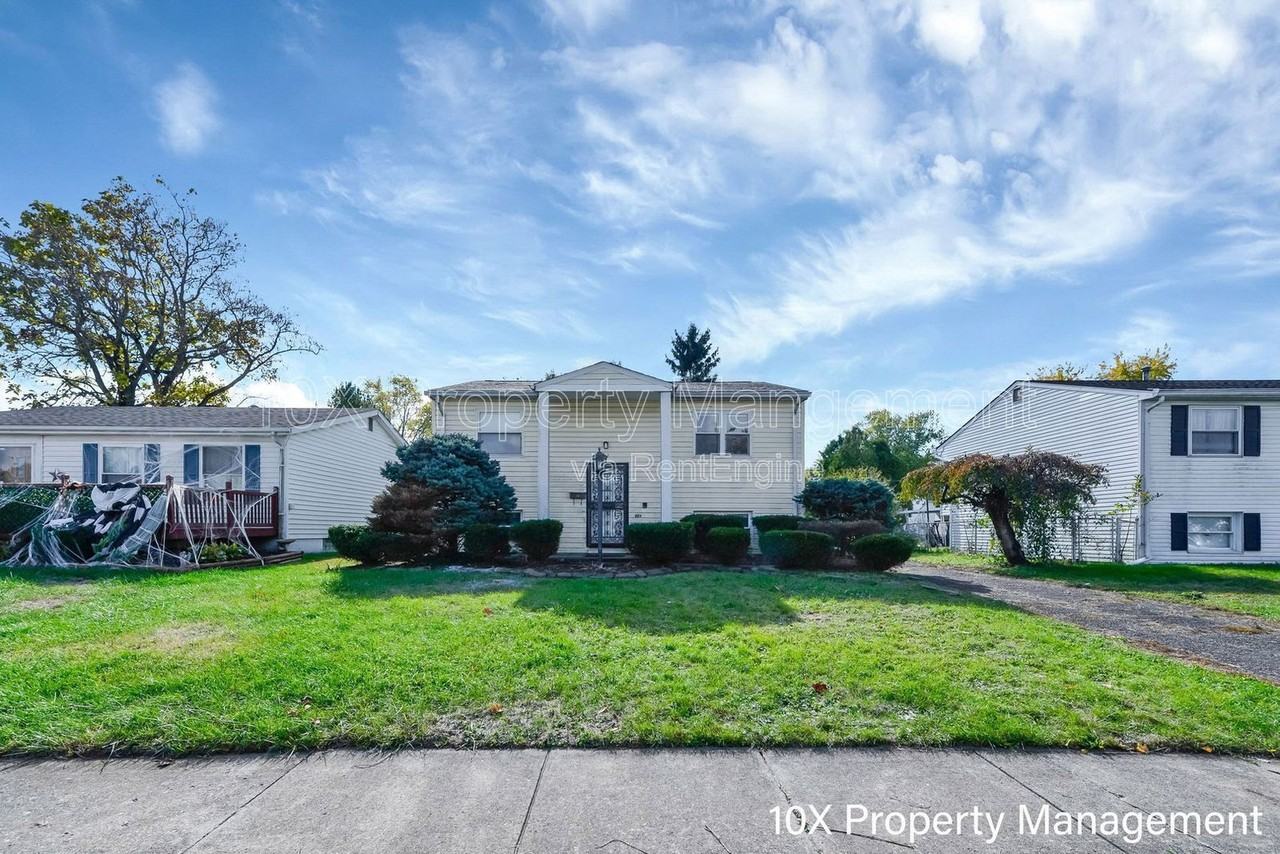 907 Higbee Dr N - Photo 3 of 35