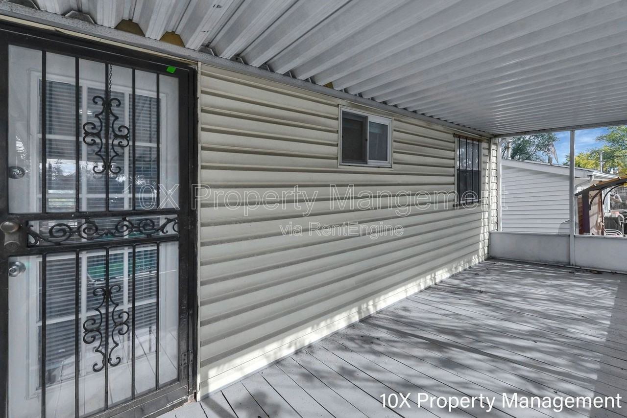 907 Higbee Dr N - Photo 5 of 35