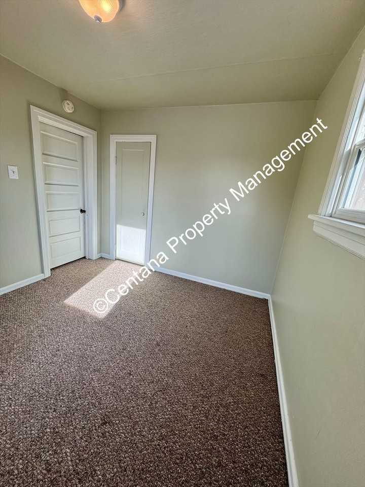 2214 Locust St - Photo 4 of 34