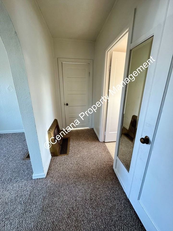 2214 Locust St - Photo 5 of 34