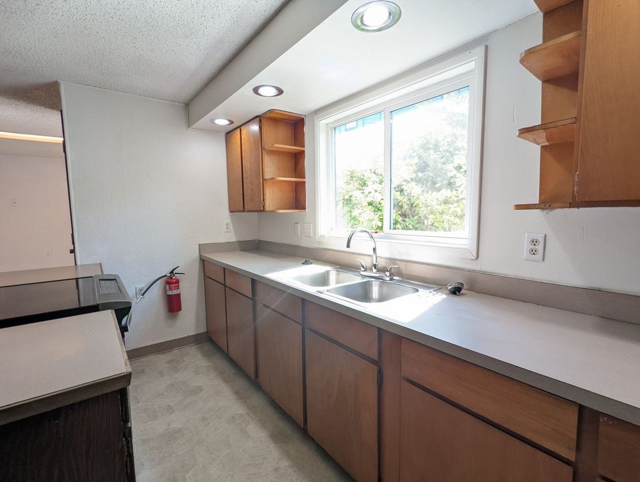 912 Almaden St - Photo 6 of 18